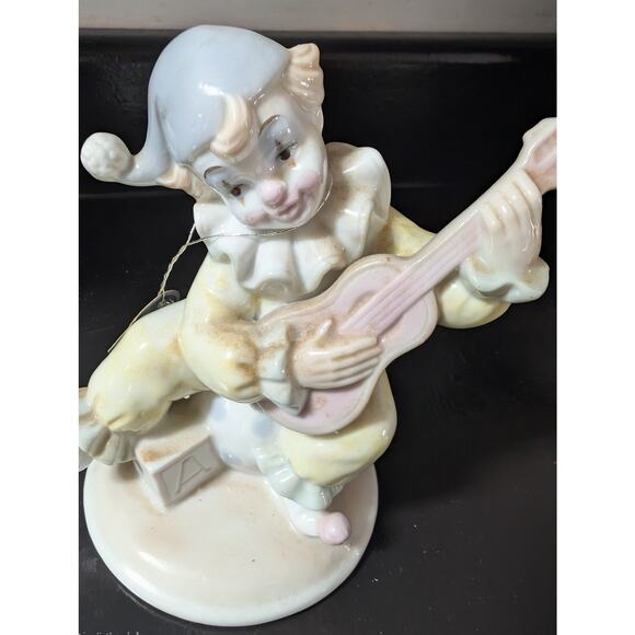 Whimsical Clown playing Lute - Picture 1 of 5